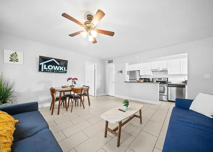 Bayview Apartments By Lowkl